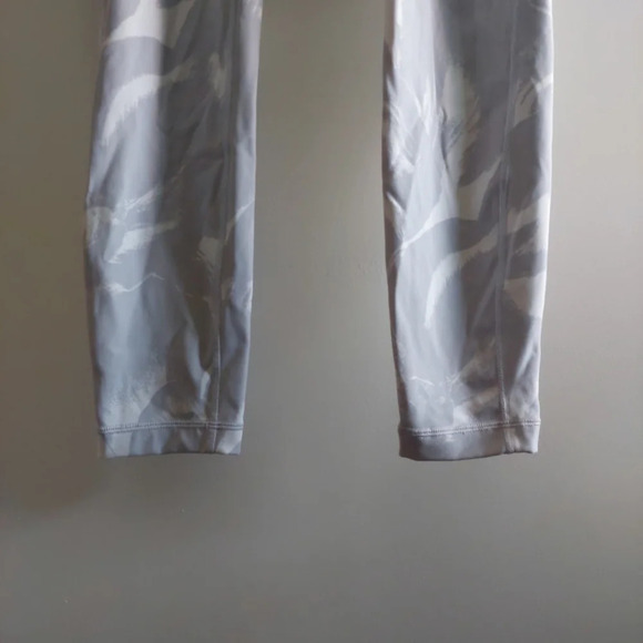 Lululemon Speed Up Tight 28" *Full-On Luxtreme Flower Pop White Silver Lilac | 6 - Picture 6 of 10